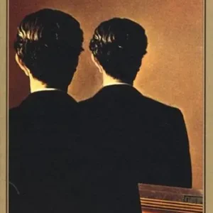 Solo Oggi Uno straniero con, sotto il braccio, un libro di piccolo formato