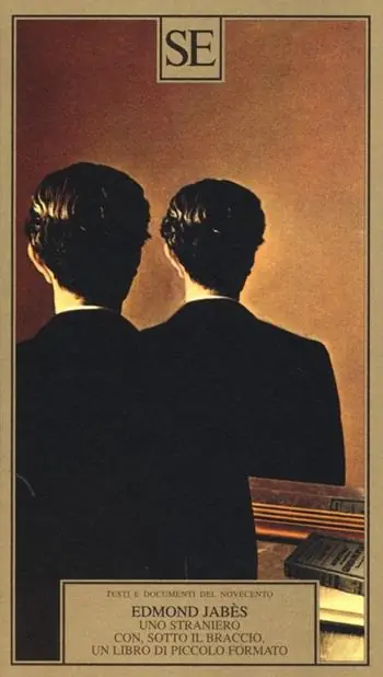 Solo Oggi Uno straniero con, sotto il braccio, un libro di piccolo formato